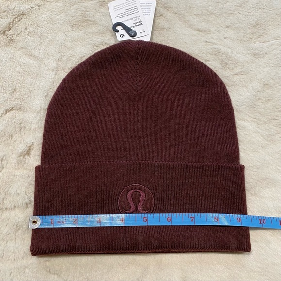 NWT(L/XL) Lululemon Warm Revelation Beanie Cassis Maroon Winter Hat Merino Wool - Picture 10 of 15